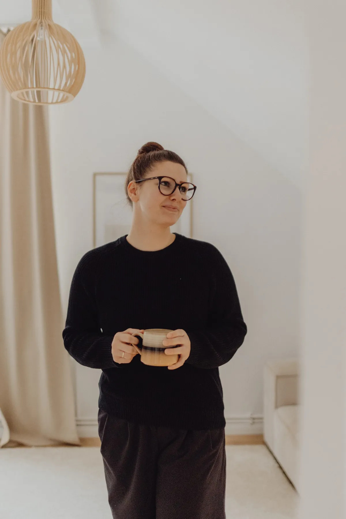 Sarah Naumann mit Teetasse – Elterncoach und Mama
