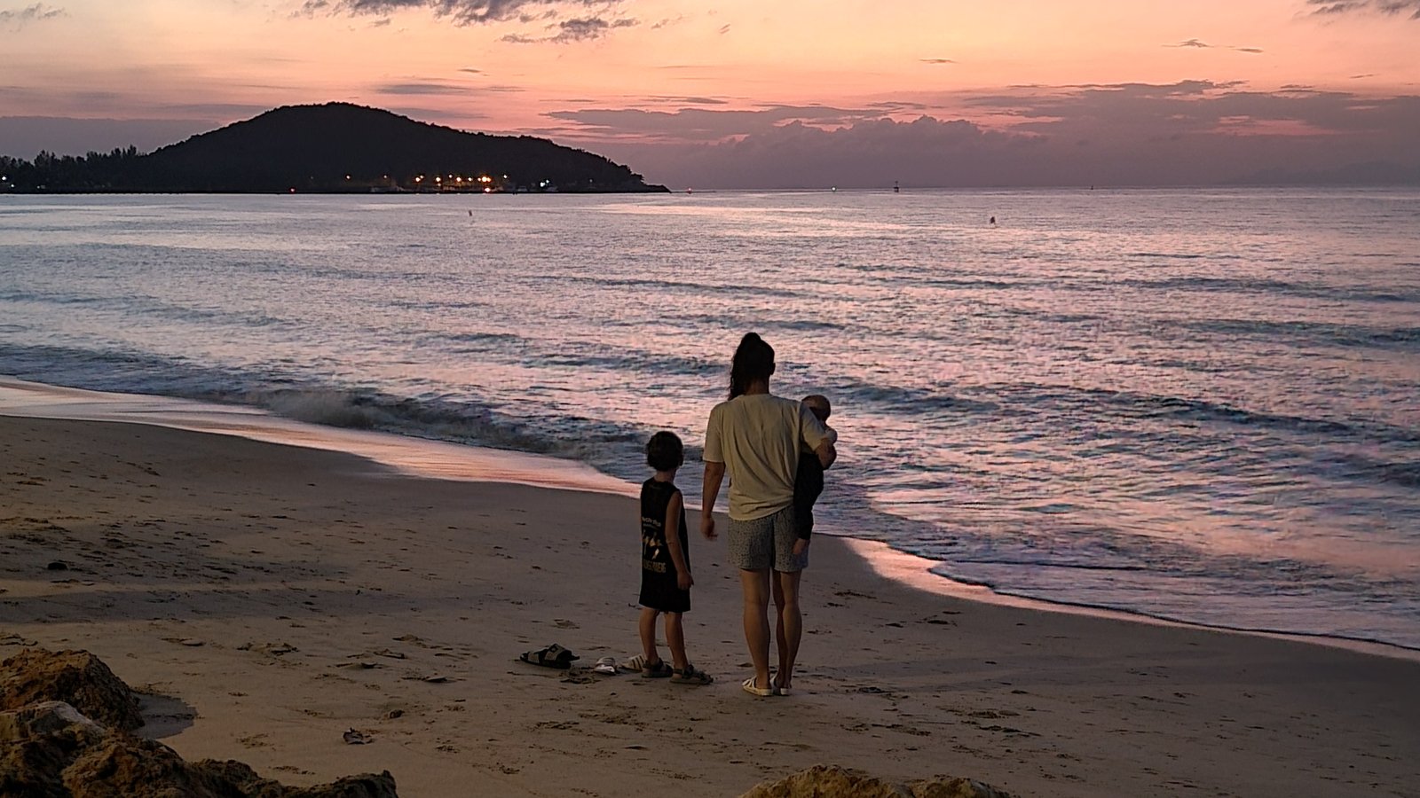 Sarah mit ihren zwei Jungs am Strand in Thailand